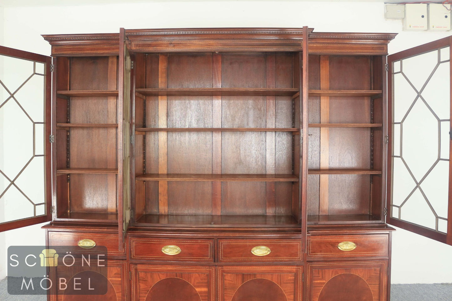 Edles Mahagoni Buffet im klassischen Design Vitrine Stauraum hochwertige Schrank