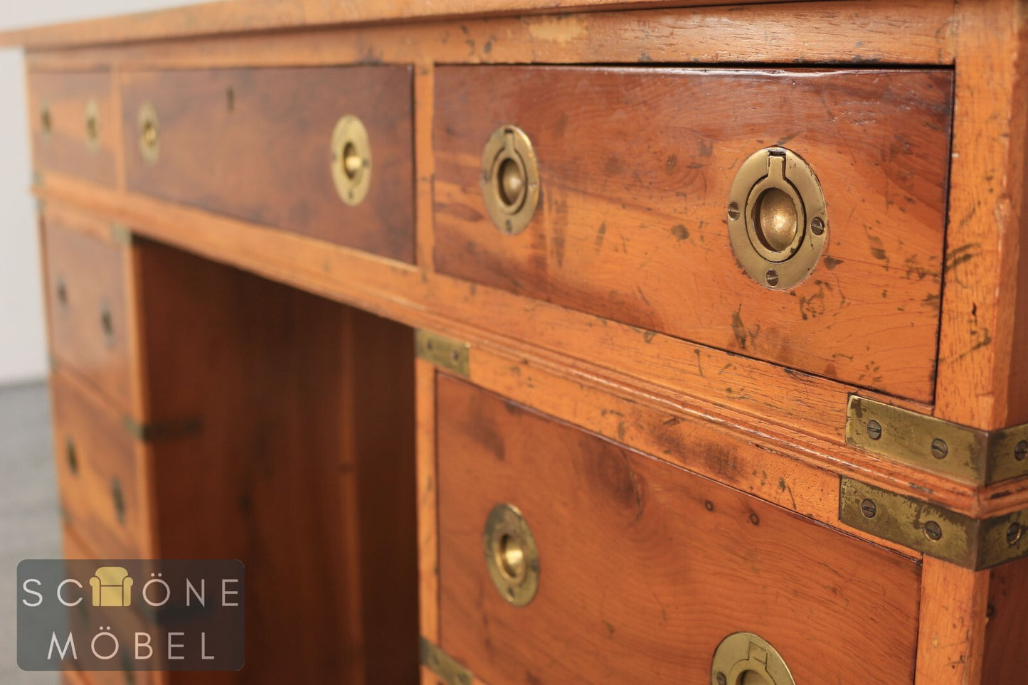 Eleganter Schreibtisch im viktorianischen Stil mit Lederfläche und Messing