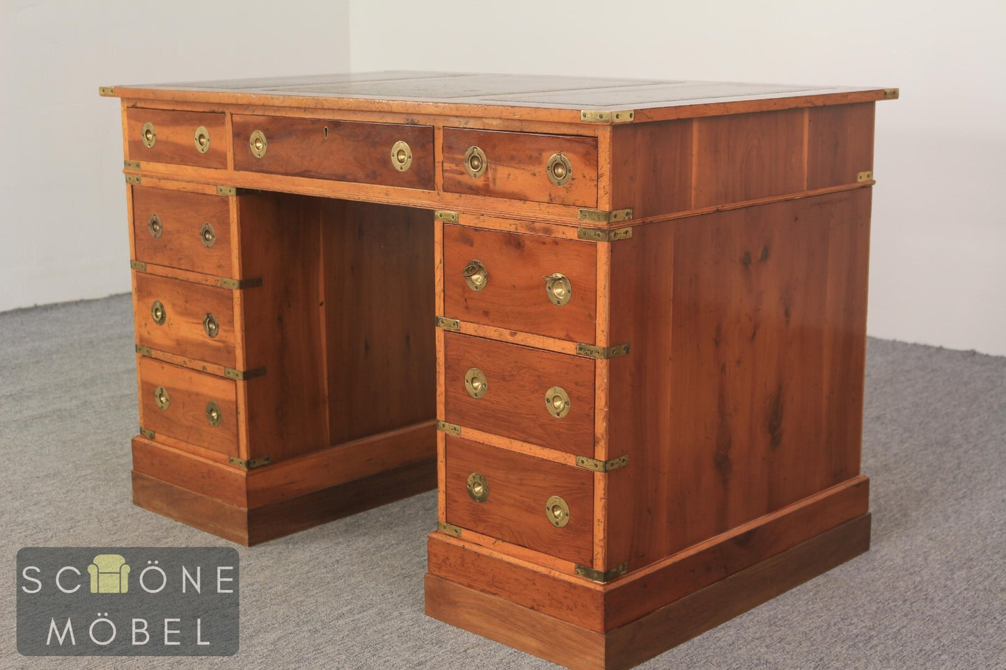 Eleganter Schreibtisch im viktorianischen Stil mit Lederfläche und Messing