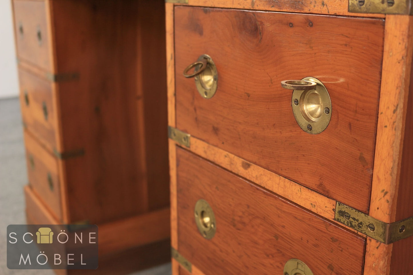 Eleganter Schreibtisch im viktorianischen Stil mit Lederfläche und Messing