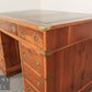 Eleganter Schreibtisch im viktorianischen Stil mit Lederfläche und Messing