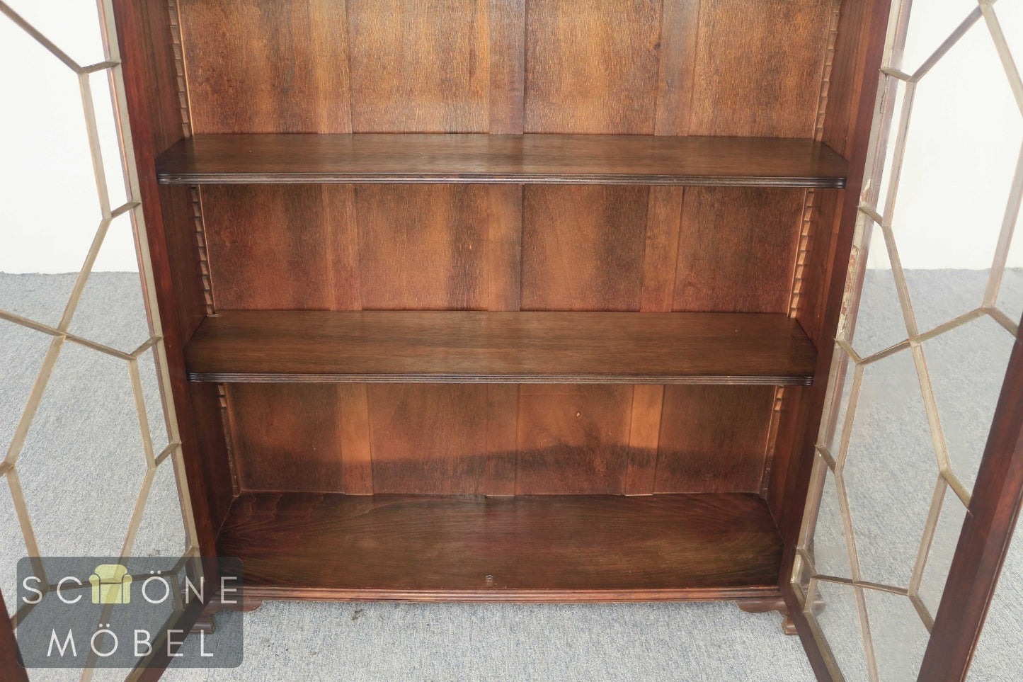 Antik  Stil Vitrinenschrank mit Bleiverglasung Intarsien – Massivholz, klassisch