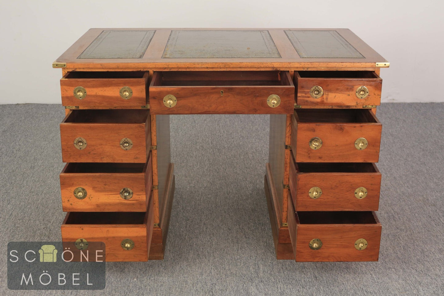 Eleganter Schreibtisch im viktorianischen Stil mit Lederfläche und Messing