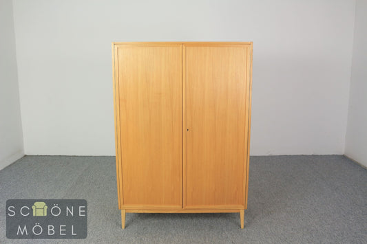 Eleganter Mid-Century Kleiderschrank aus Holz mit Stauraum & Garderobenstange