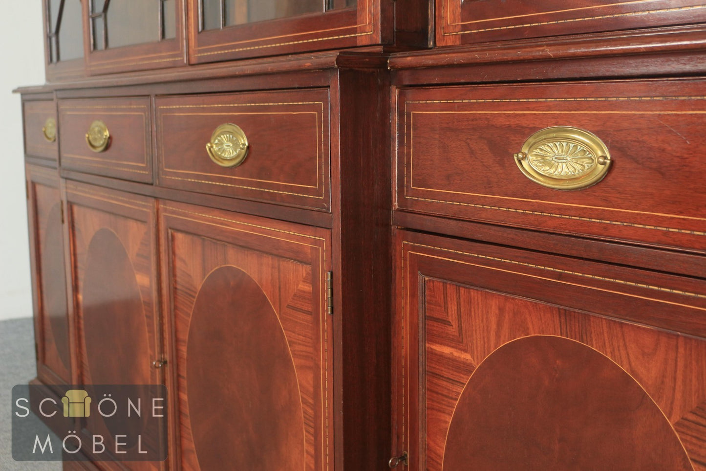 Edles Mahagoni Buffet im klassischen Design Vitrine Stauraum hochwertige Schrank