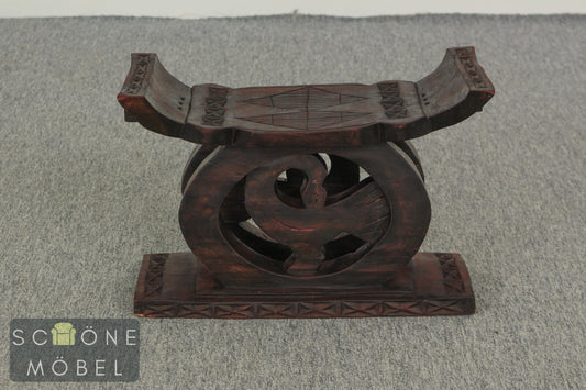 Thron im westafrikanischen Adinkra-Stil Sese-Holz Hocker Künstler: Kwasi Asante