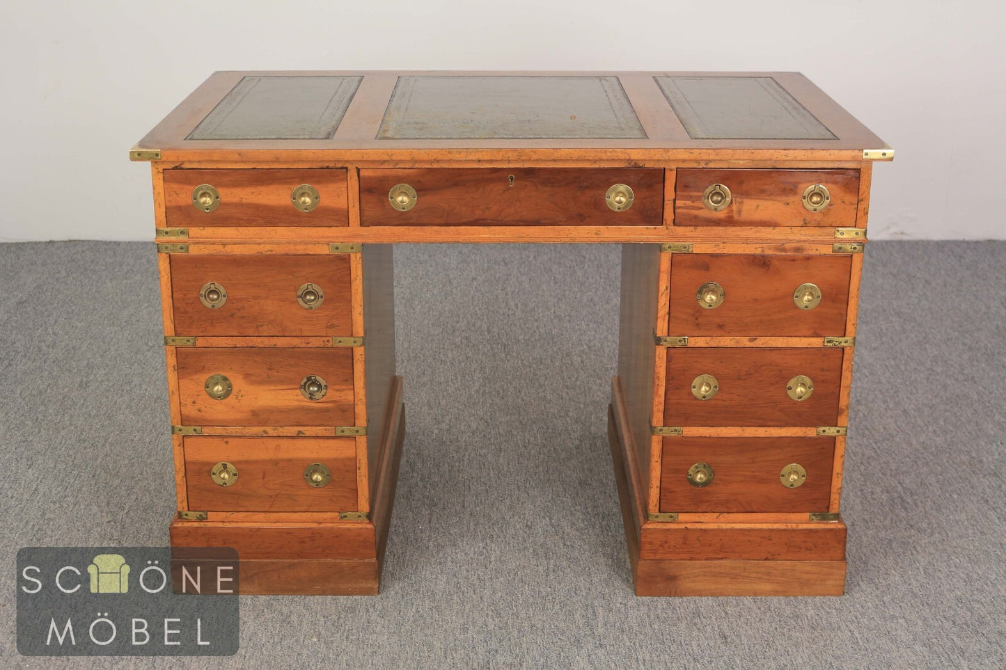 Eleganter Schreibtisch im viktorianischen Stil mit Lederfläche und Messing
