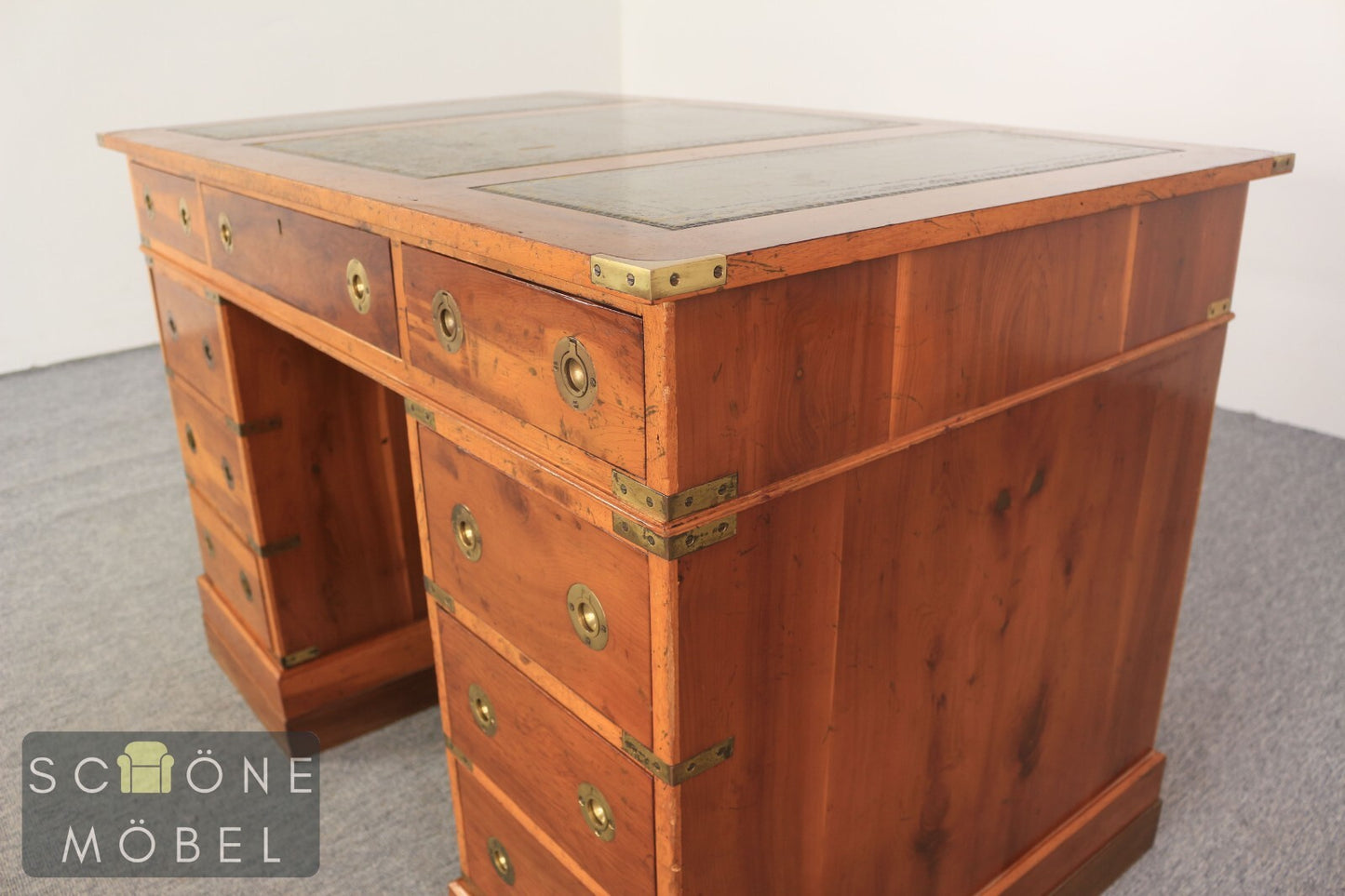 Eleganter Schreibtisch im viktorianischen Stil mit Lederfläche und Messing