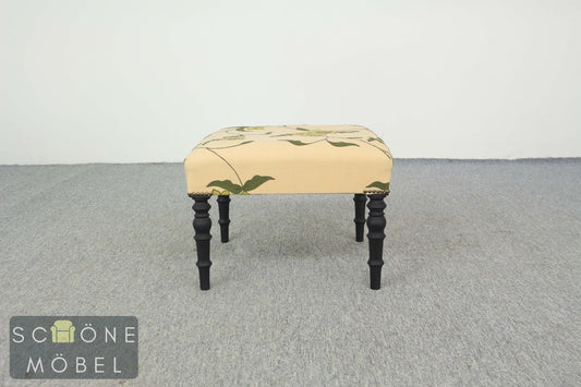 Vintage Hocker mit floralem Stickmuster schwarz gedrechselte Beine Landhausstil